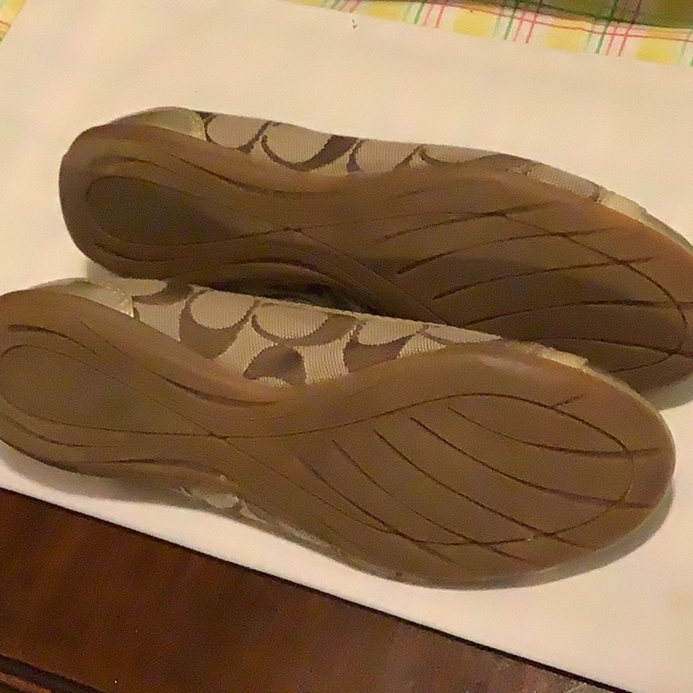 Coach Flats gold/tan signature print , light wear never - Picture 2 of 6